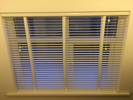 WOODEN VENETIAN BLINDS WITH TAPES